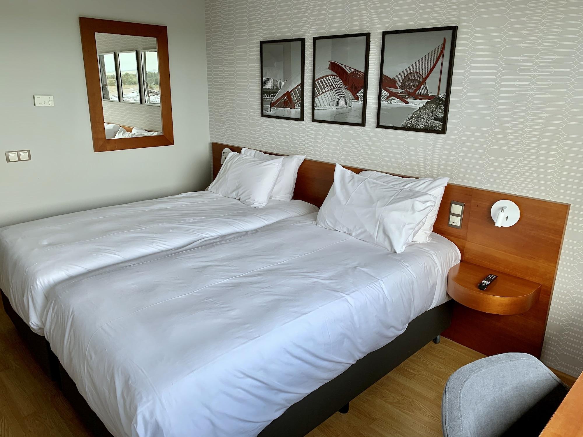 รามาดา บาย วินด์แฮม บาเลนเซีย อัลมุสซาเฟส Hotel ภายนอก รูปภาพ